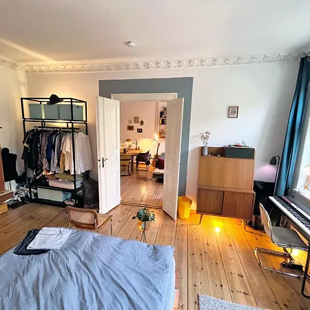 & Charmy In Old Building * Berlijn