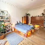 & Charmy In Old Building Appartement Berlin